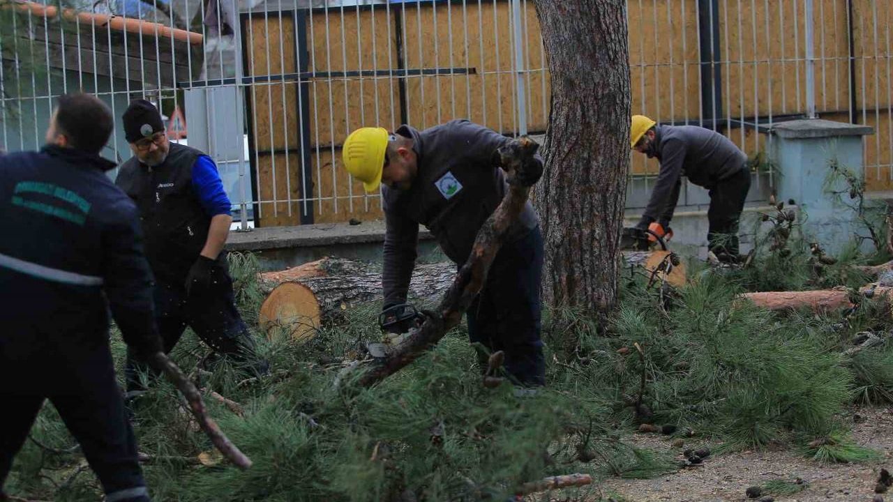 Osmangazi Belediyesi lodos ve sağanağa hızlı müdahale etti