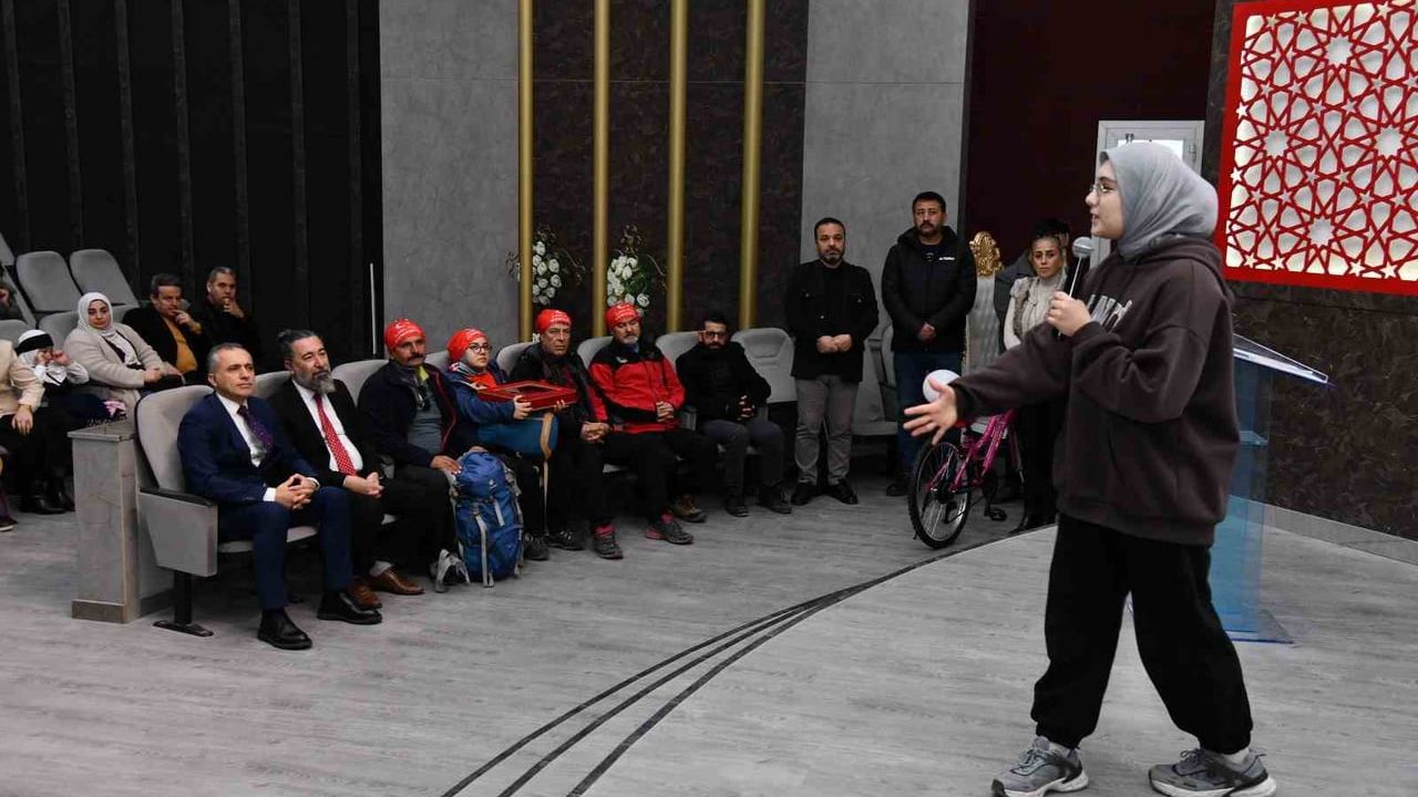 Osmaniye'de 7 Ocak coşkusu ortaokullar arası şiir yarışmasıyla sürdü