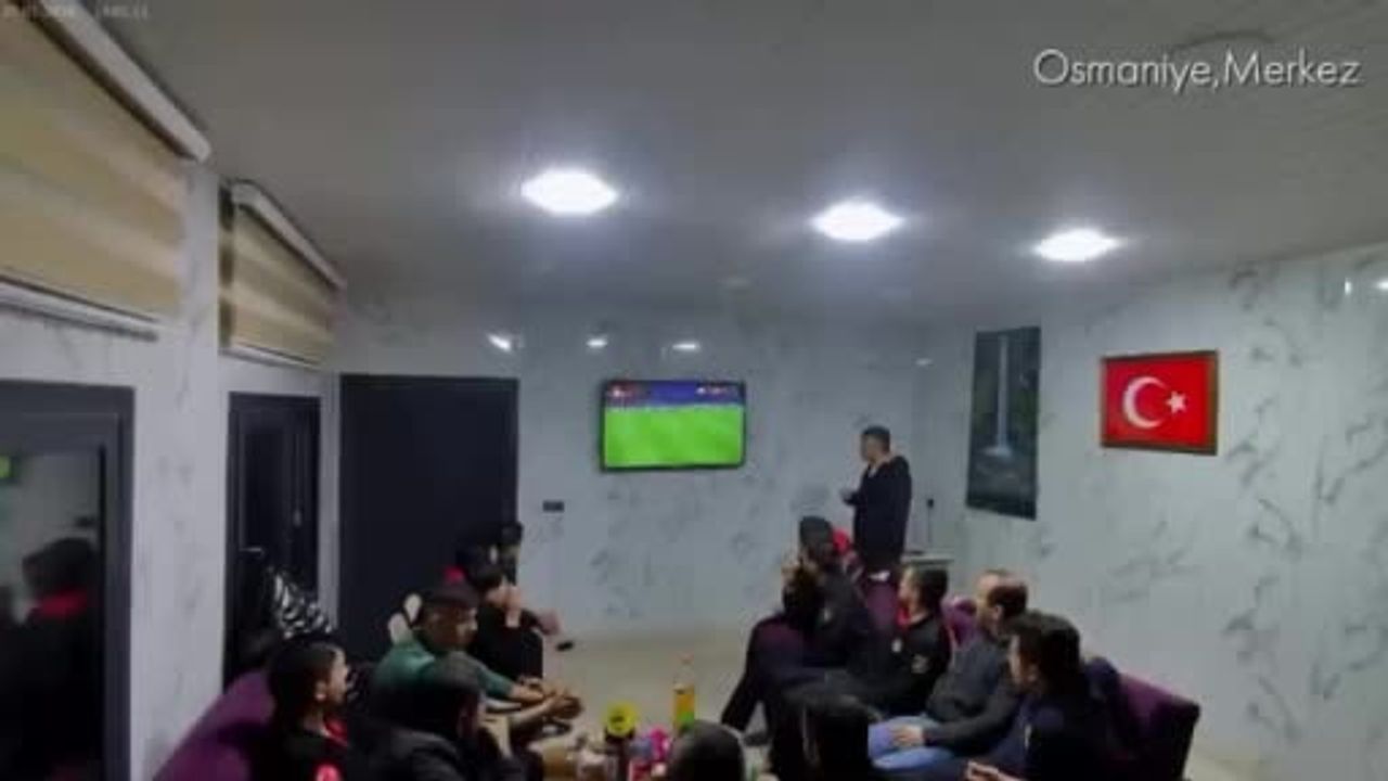 Osmaniye'de itfaiye ekipleri sirenle maçı bırakıp göreve koştu