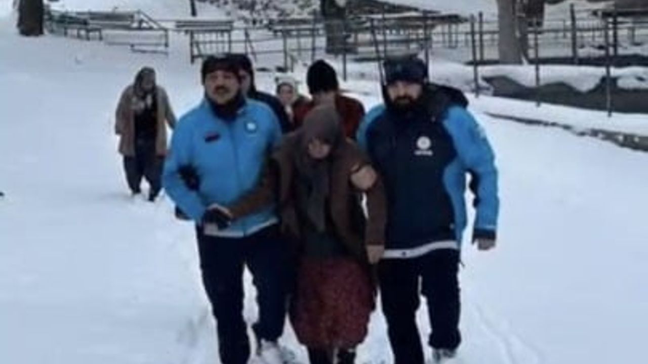 Osmaniye’de kardan kapalı köydeki 2 hasta UMKE ile hastaneye sevk edildi