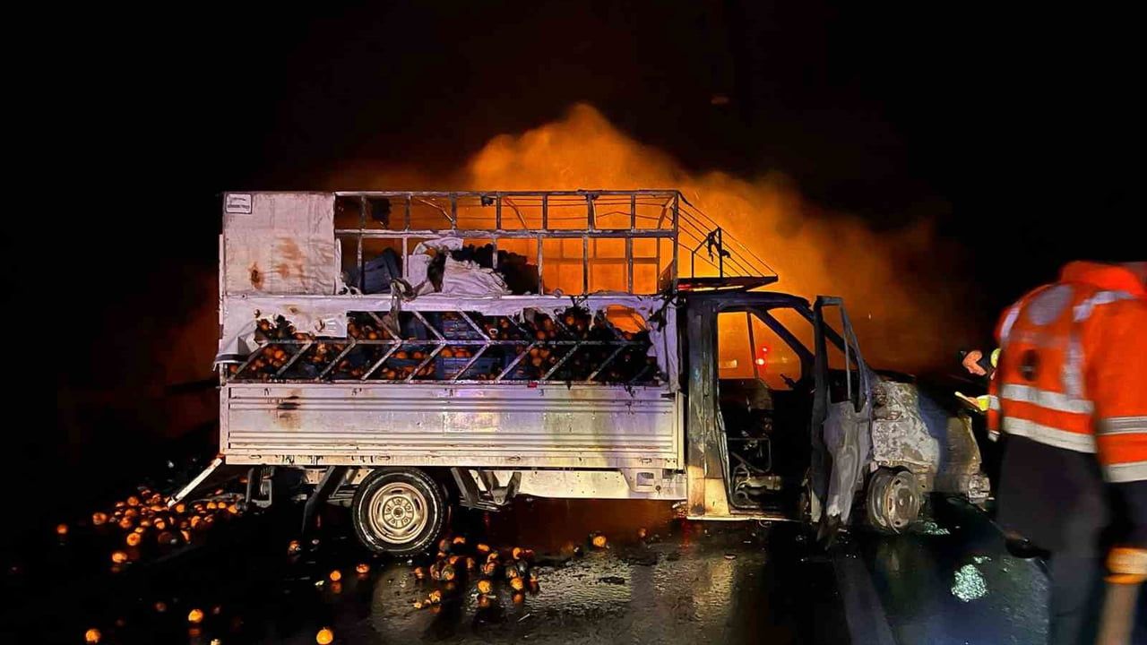 Osmaniye'de mandalina yüklü kamyonette yangın