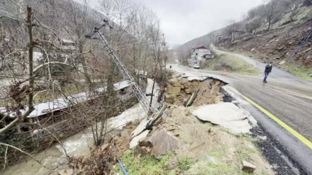 Osmaniye'de şiddetli yağış yolda göçüğe neden oldu, köy elektriksiz kaldı