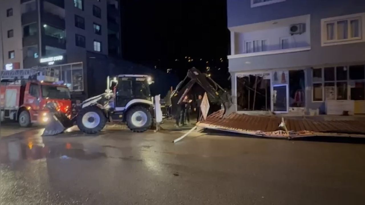 Osmaniye’de sundurma çatısı şiddetli rüzgarda yerinden söküldü