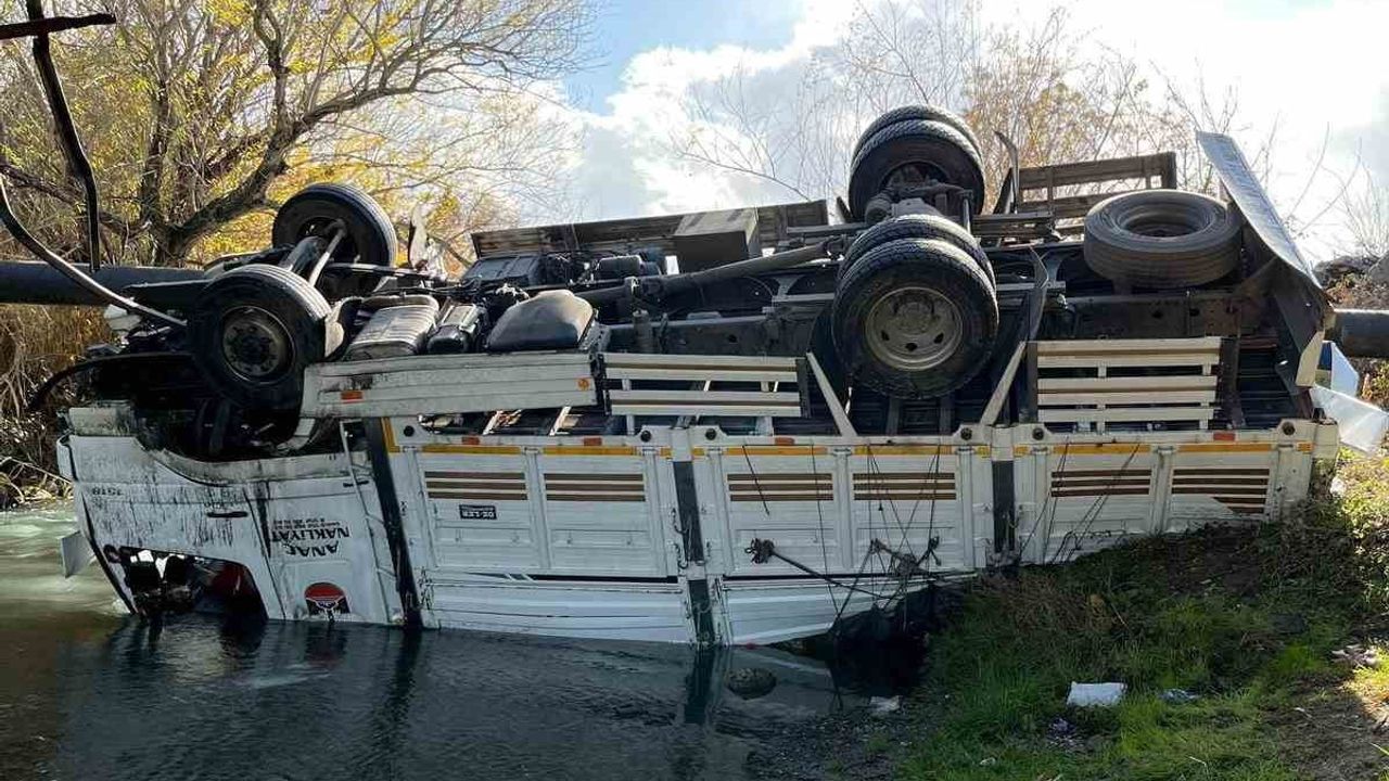 Osmaniye'de turp yüklü kamyon dere yatağına devrildi