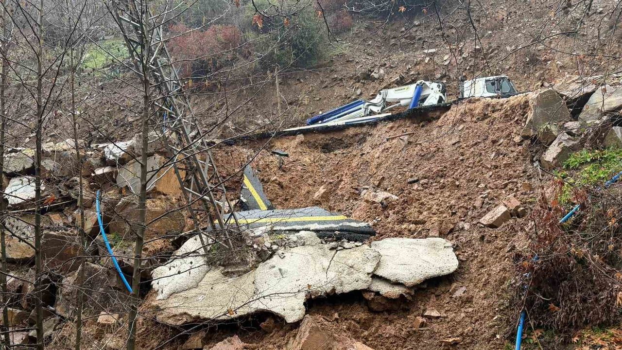 Osmaniye'de yoğun yağış sonrası yolda göçük; köy elektriksiz kaldı