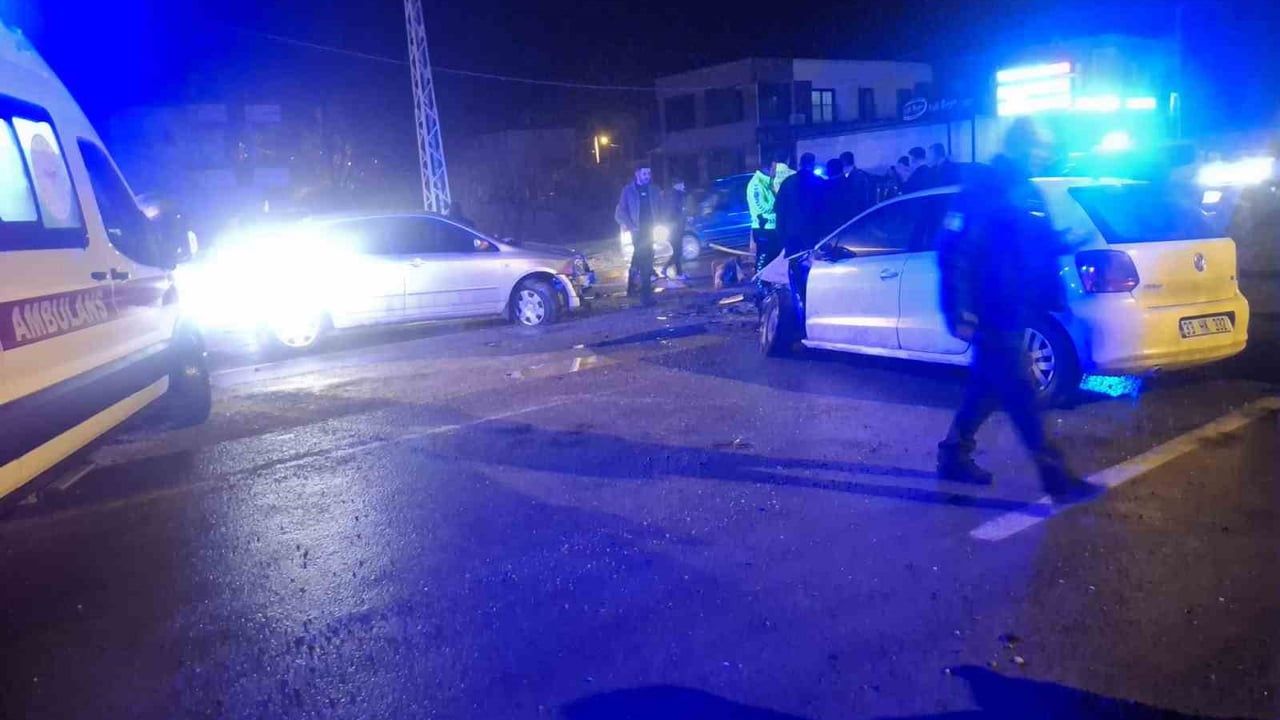 Osmaniye Düziçi'de iki otomobil çarpıştı: 2 yaralı