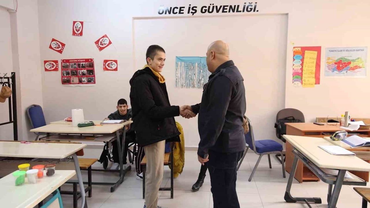 Otizme değil hayallere odaklandı: 16 yaşındaki Egemen için itfaiyeci sürprizi