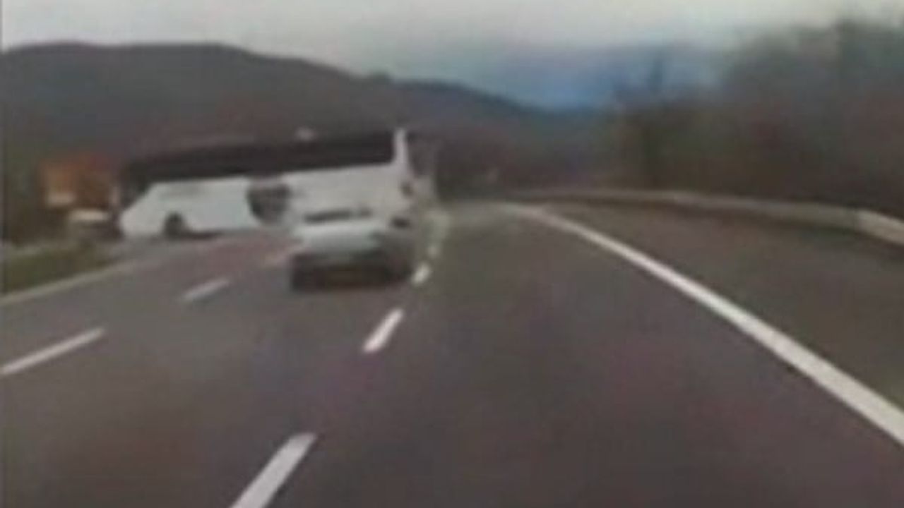 Otoyolda yasak dönüş yapan otobüs sürücüsüne para cezası ve ehliyete el konuldu