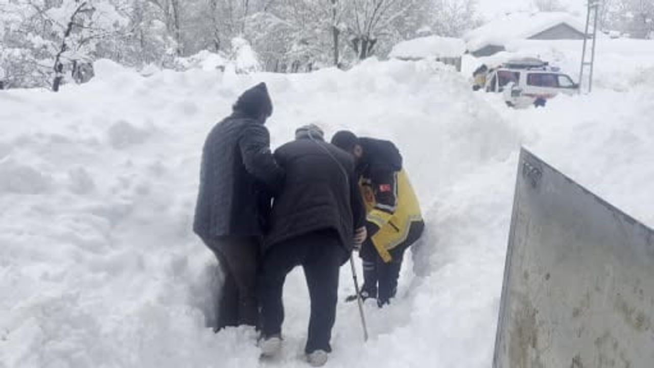 Ovacık’ta 145 cm karda 87 yaşındaki hastaya zorlu kurtarma