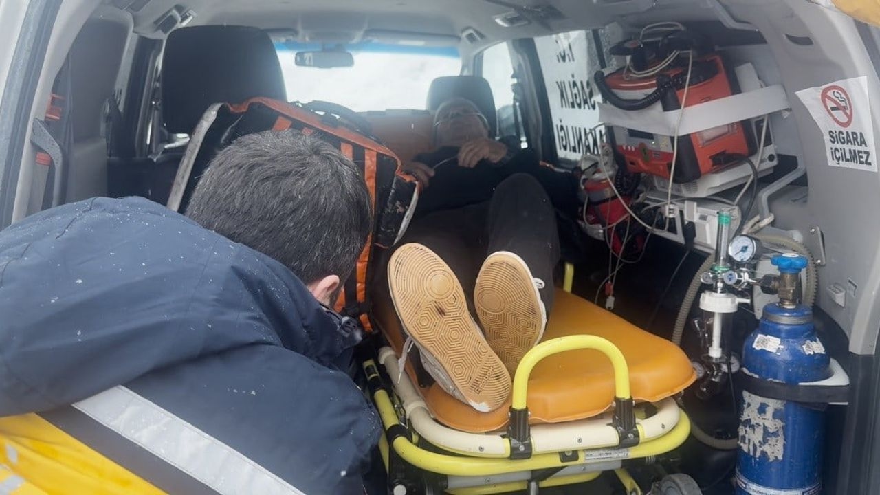 Ovacık’ta 145 santimetre kar altında 87 yaşındaki hastaya yaklaşık 2 saatlik kurtarma
