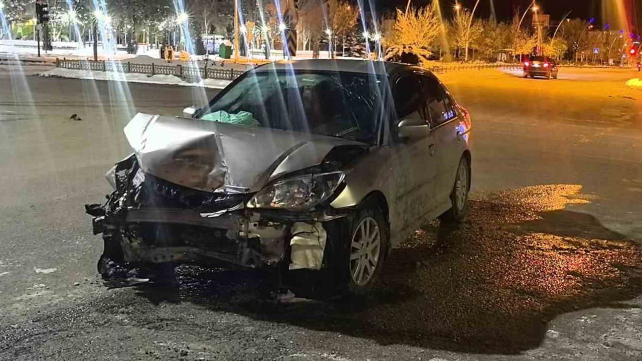 Palandöken'de Kervansaray Kavşağı'nda trafik kazası: 4 kişi yaralandı