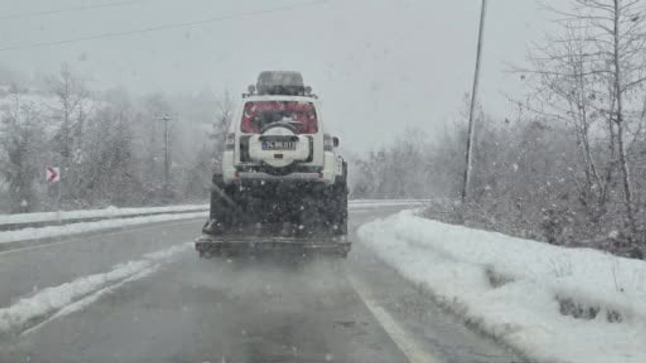 Paletli ambulansla karlı yoldan kurtarılan hasta: 76 yaşındaki Mevlüt Işık hastaneye yetiştirildi