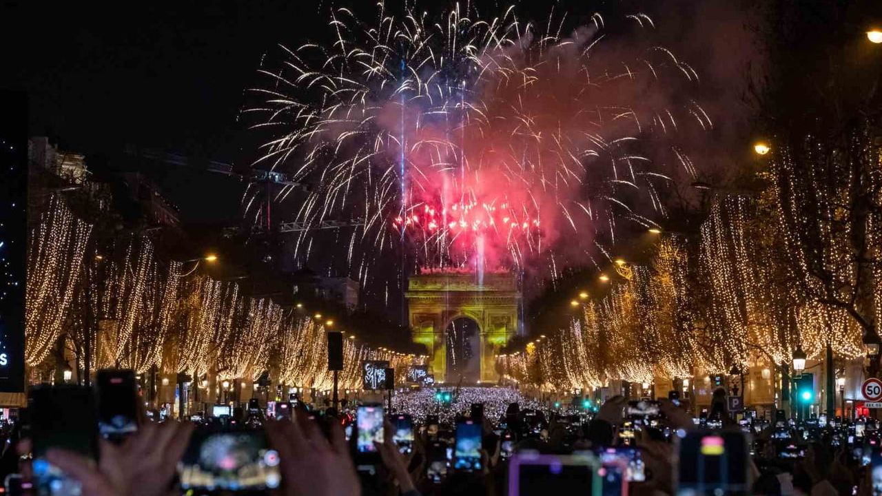Paris'te 2026 Yeni Yılı Işık ve Havai Fişek Gösterileriyle Kutlandı