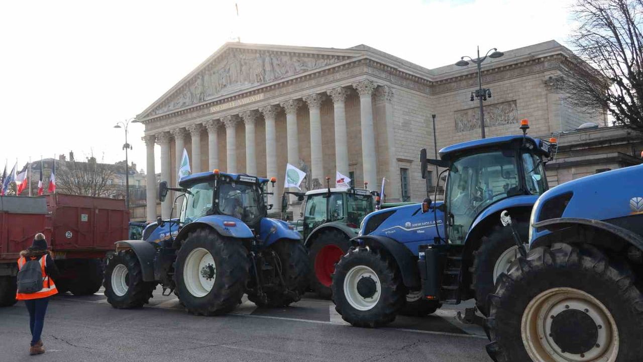 Paris’te 350’den fazla traktörle AB-Mercosur anlaşması protestosu