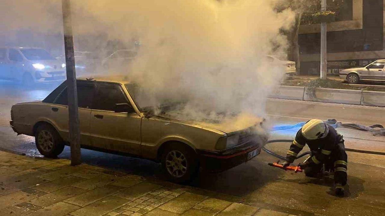 Park halindeki otomobil Bilecik’te alev aldı