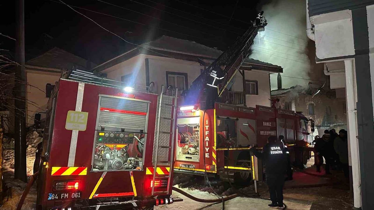 Paşacık'ta İki Katlı Ev Yangını: Karı-Koca Dumandan Etkilendi