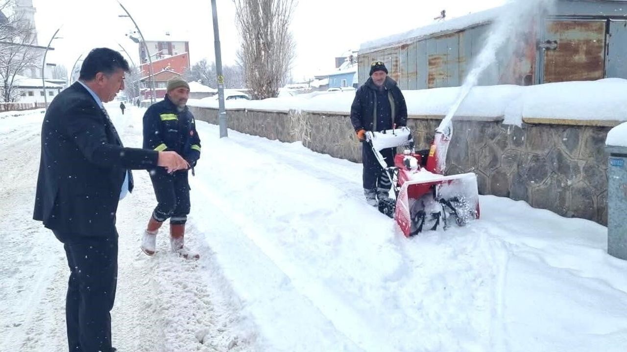 Pasinler'de karla mücadele aralıksız sürüyor