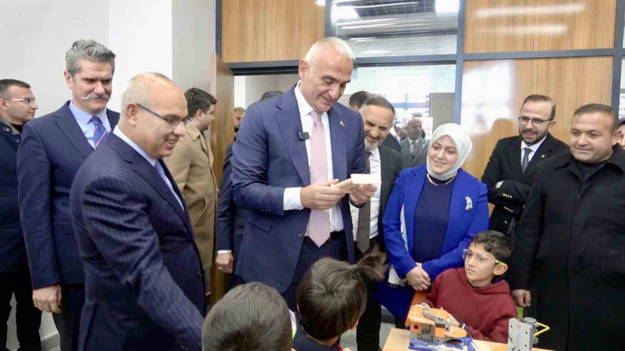 Patnos İlçe Halk Kütüphanesi açıldı: Ersoy gençleri vurguladı