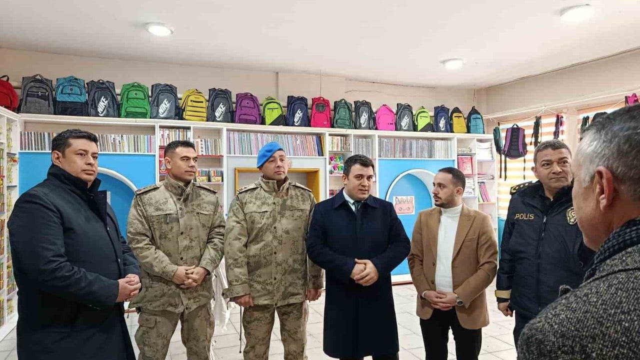 Patnos'ta Askıda Kırtasiye kapsamında İyilik Dükkanı açıldı