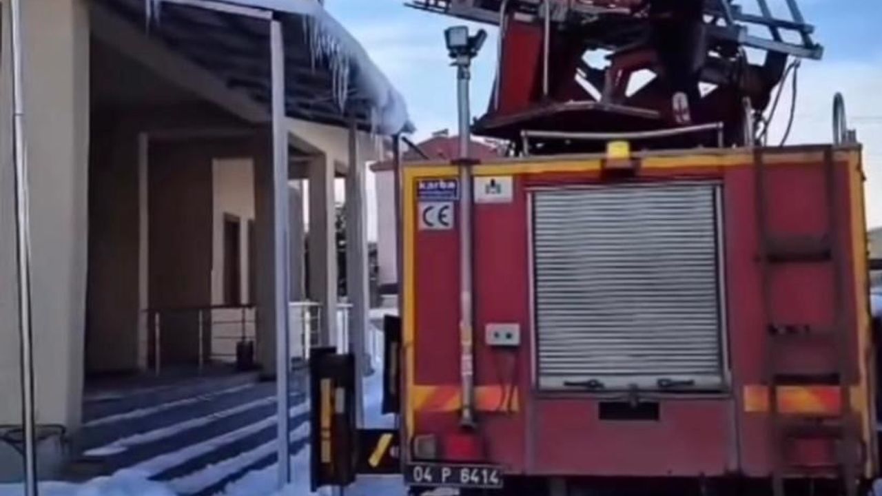 Patnos’ta buz sarkıtlarına karşı itfaiye ekiplerinin çalışmalarını sürdürüyor