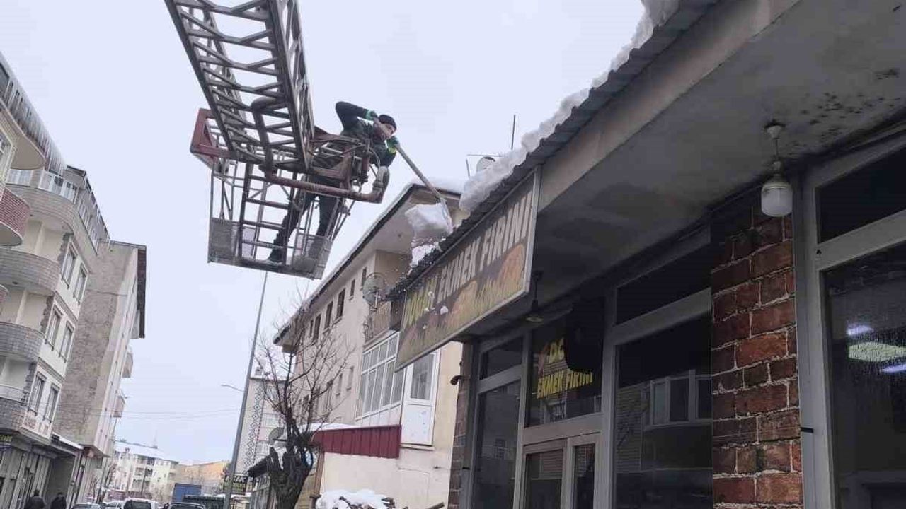 Patnos’ta çatılardaki buz sarkıtlarına karşı önlemler