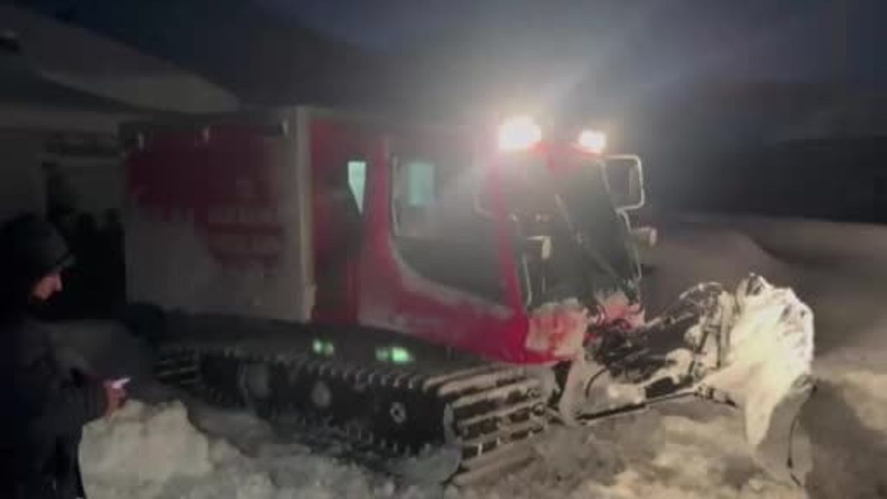 Patnos'ta kar engelini aşan paletli ambulans 40 günlük bebeği kurtardı