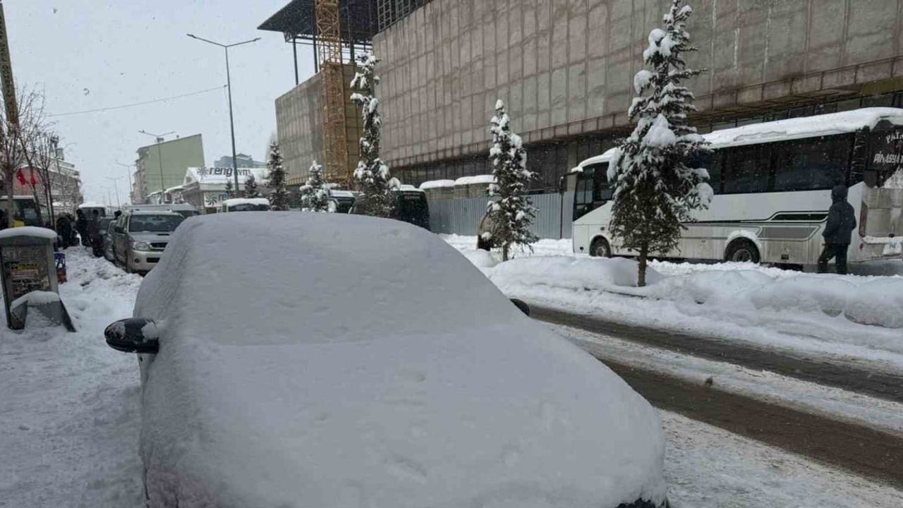 Patnos'ta kar yeniden hayatı olumsuz etkiledi