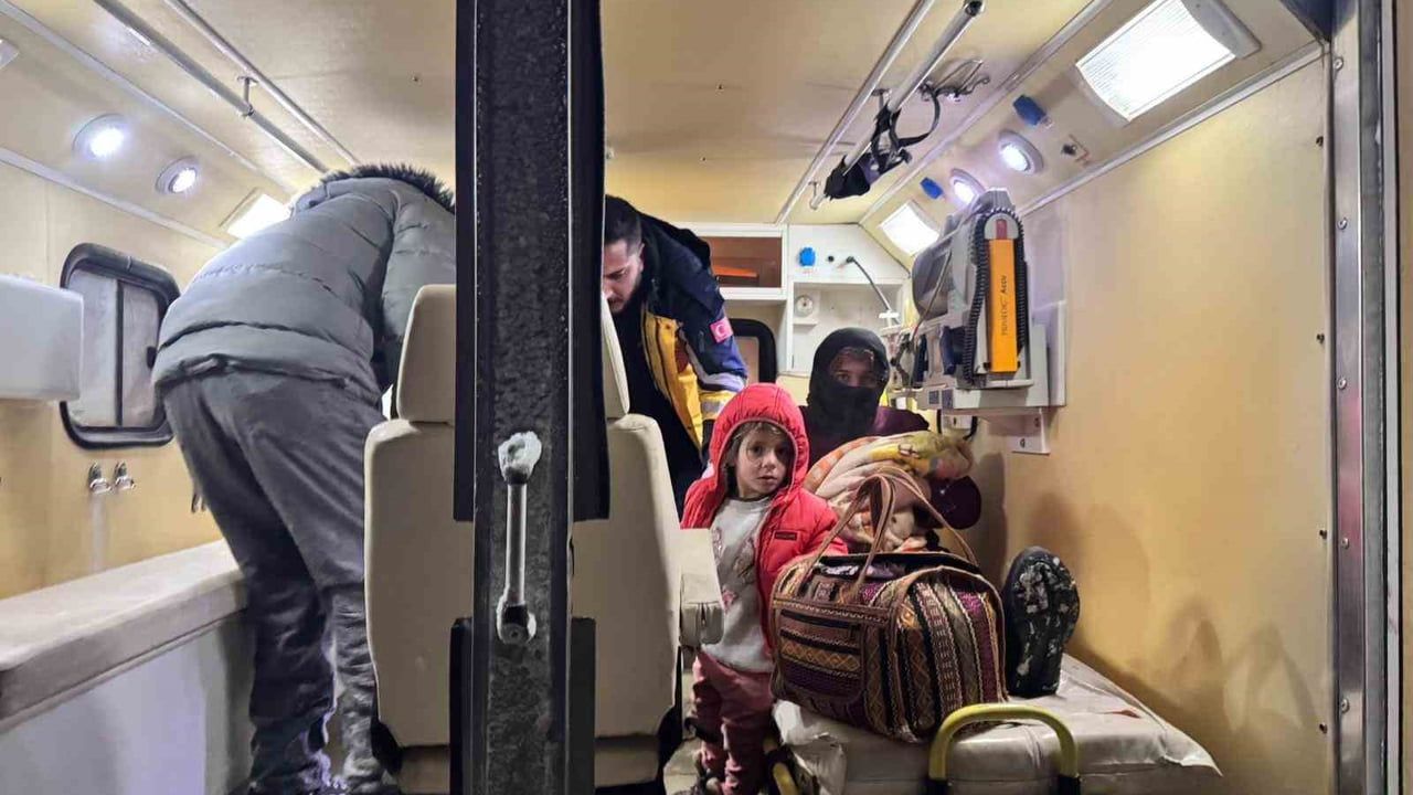 Patnos'ta karla kapalı yollarda 40 günlük bebek paletli ambulansla hastaneye ulaştırıldı