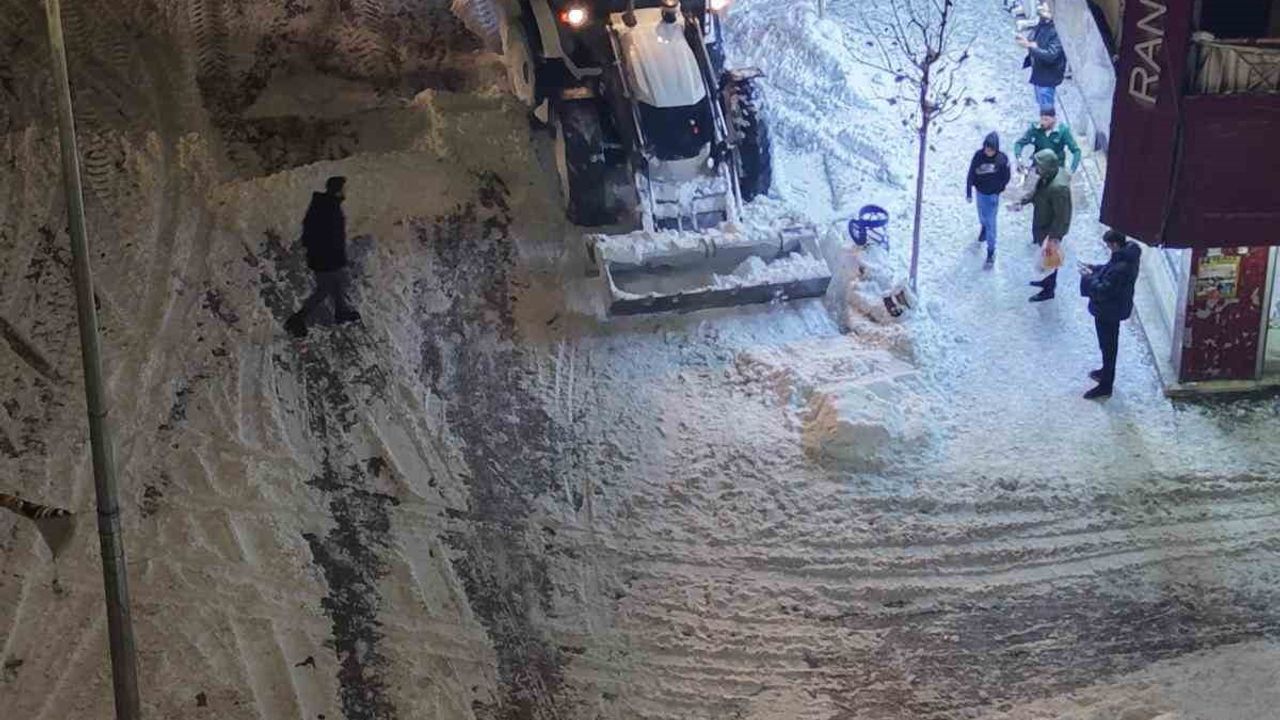 Patnos'ta karla mücadele aralıksız sürüyor