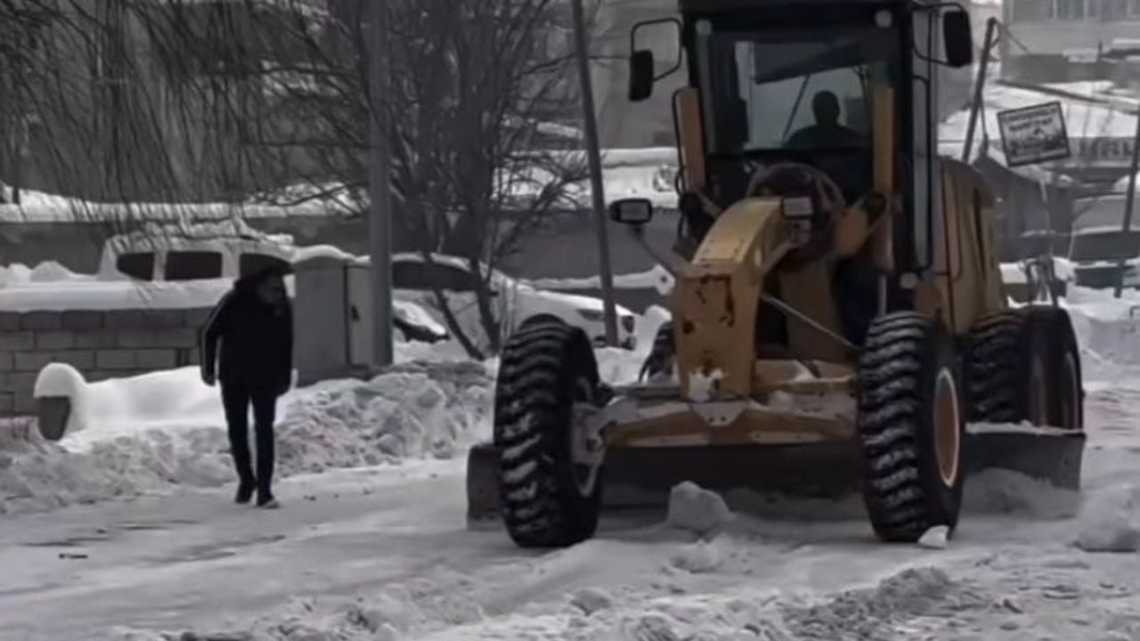 Patnos’ta karla mücadele sürüyor: Kaymakamlık ve belediye birlikte çalışıyor