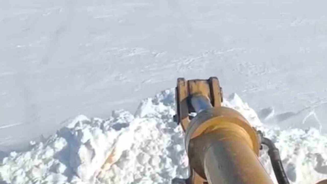 Patnos'ta köy yolları kar nedeniyle ulaşıma kapandı