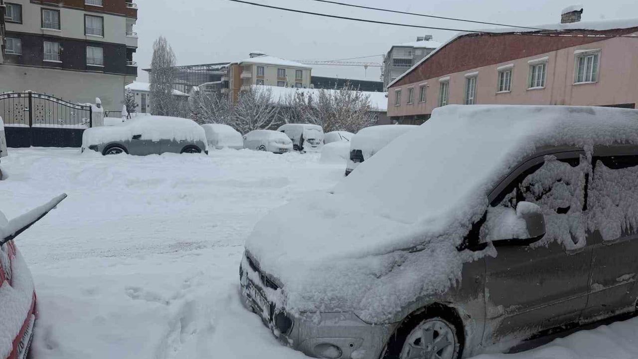 Patnos'ta yoğun kar yaşamı felç etti