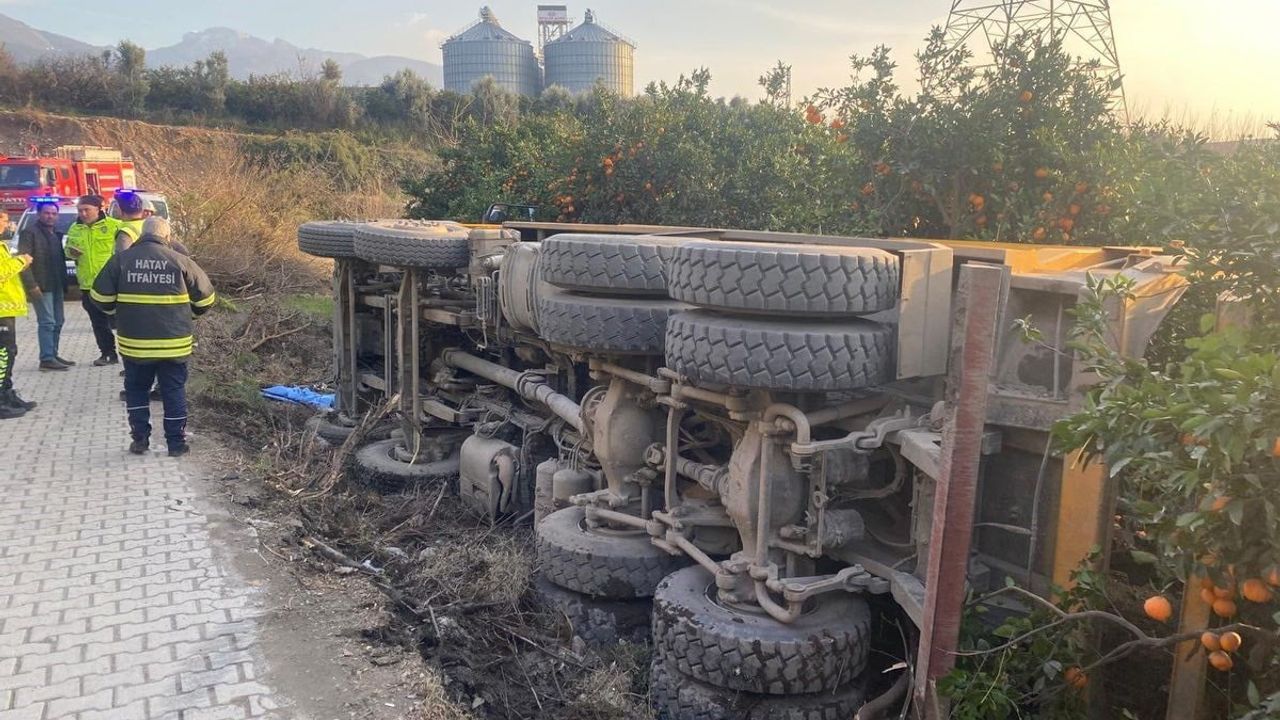 Payas'ta hafriyat kamyonu narenciye bahçesine devrildi — sürücü yaralandı