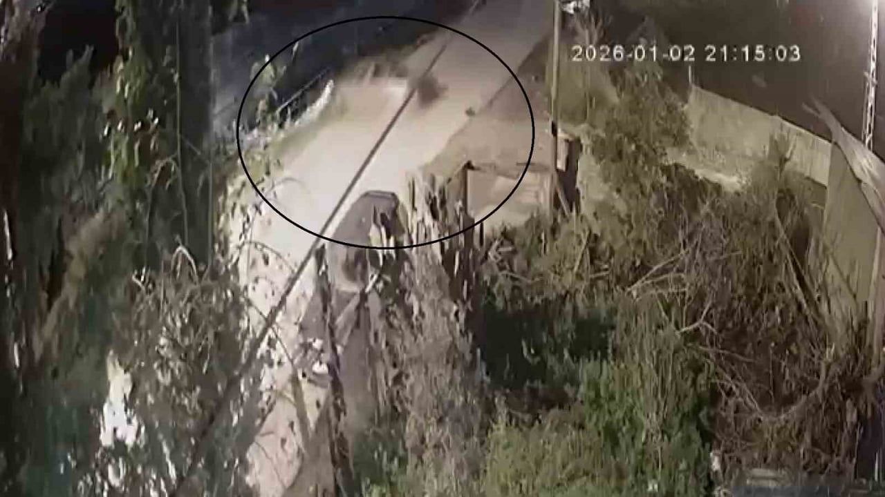 Payas'ta otomobil su kanalına devrildi: 3 yaralı