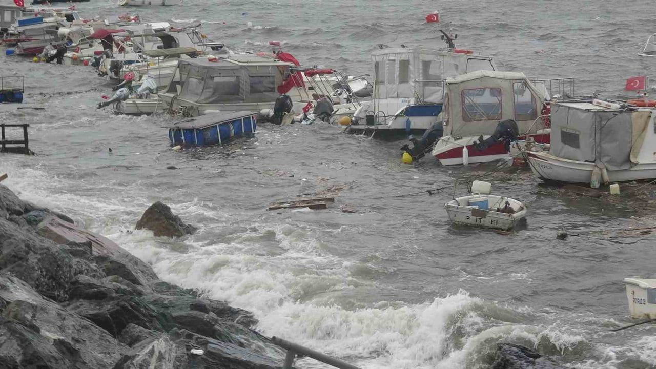 Pendik Amatör Denizciler Barınağı'nda fırtına dehşeti: Tekne sahibi 3 saat mahsur kaldı