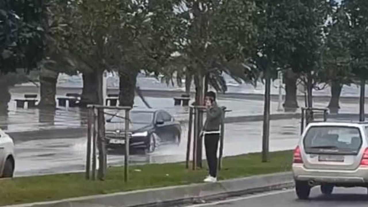 Pendik Sahili'nde fırtına deniz suyunu yola taşıdı