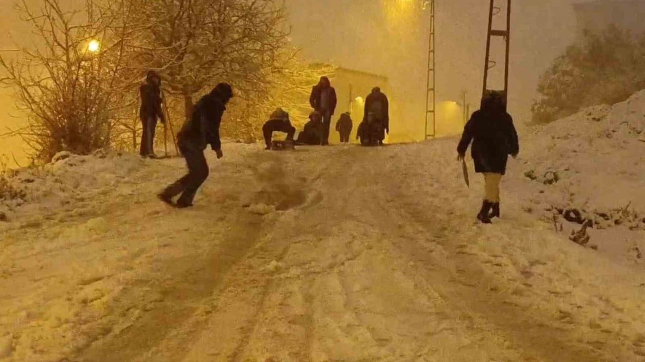 Pendik'te kar sevinci: Ertuğrul Gazi Mahallesi sokakları oyun alanına döndü