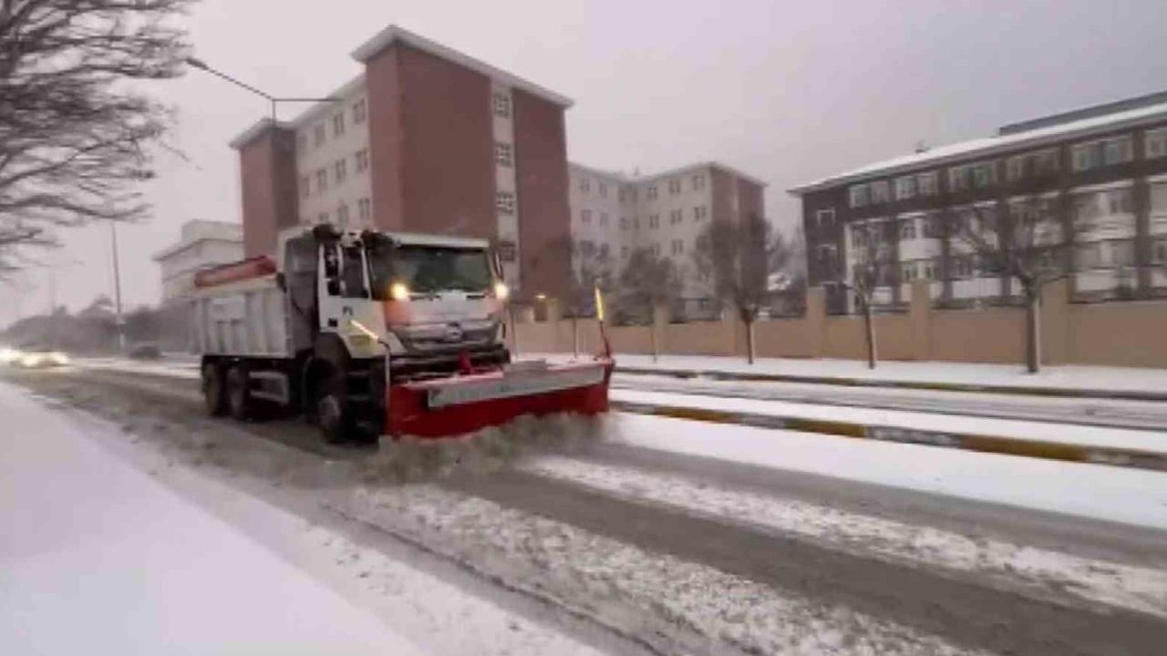 Pendik’te karla mücadele aralıksız devam ediyor