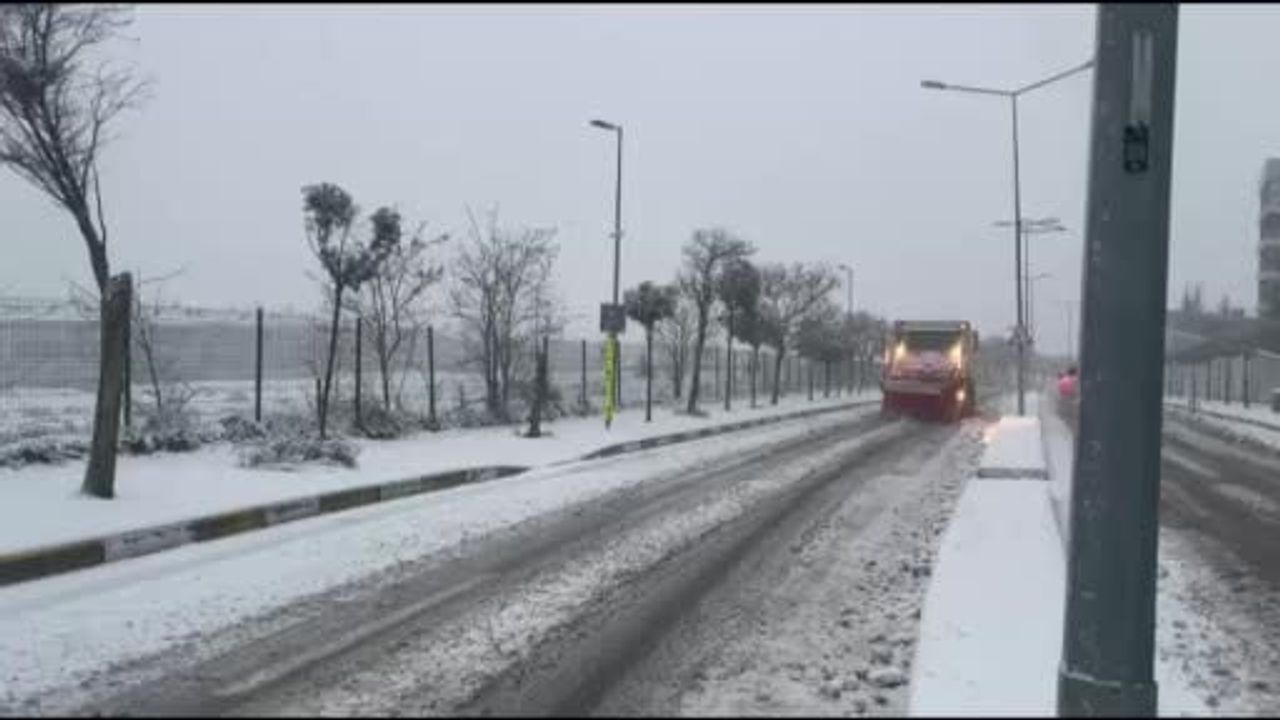 Pendik'te karla mücadele aralıksız devam ediyor