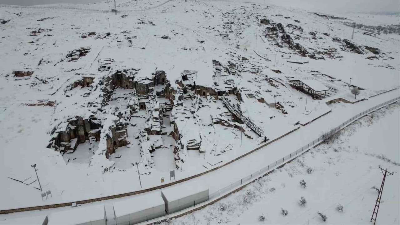 Perre Antik Kenti beyaza büründü: Kommagene'nin beyaz tablosu