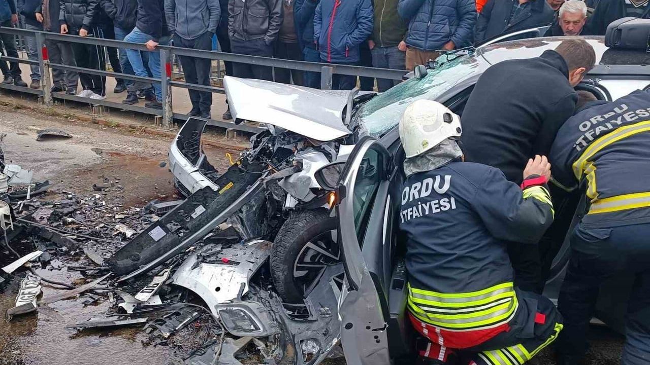 Perşembe'de kafa kafaya çarpışma: 3'ü ağır 5 yaralı