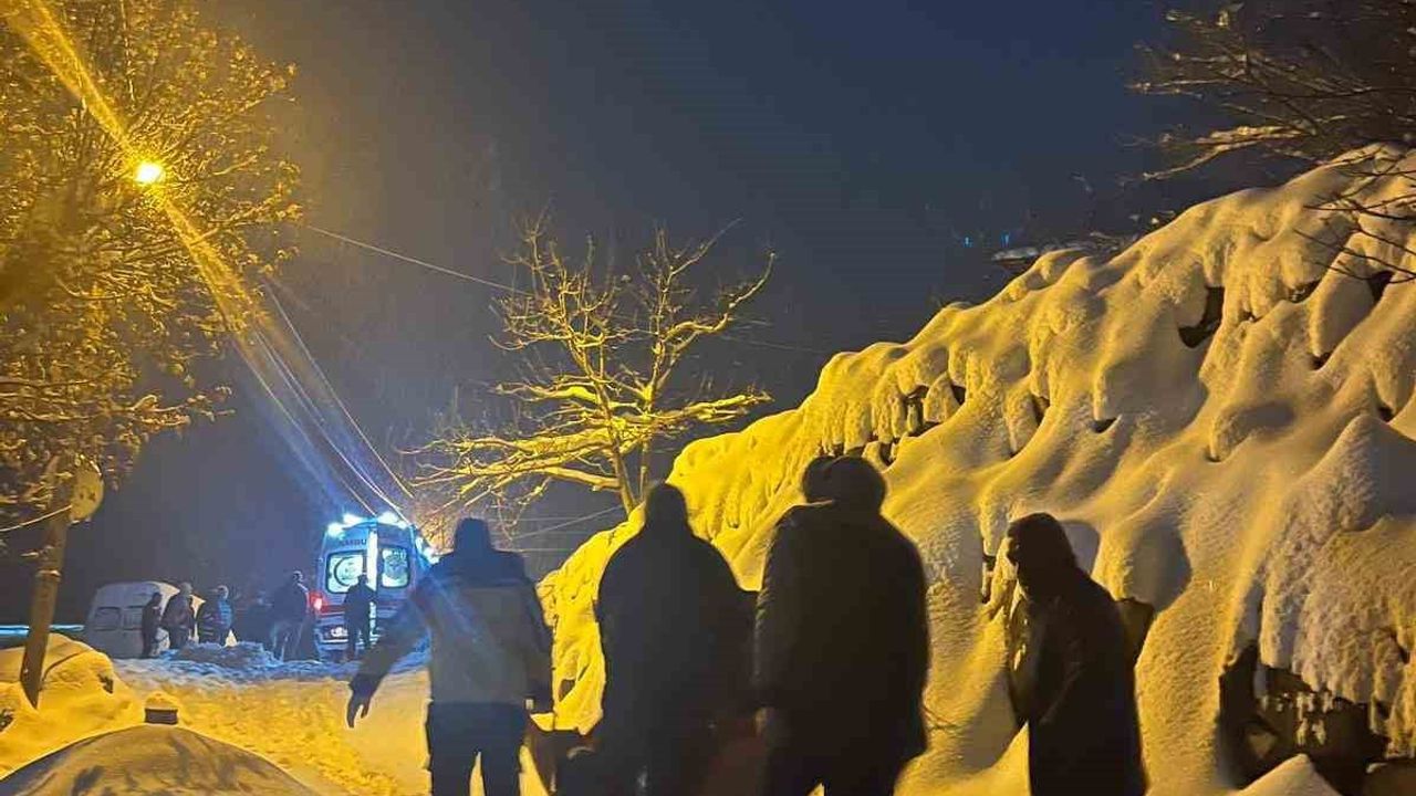 Pertek'te Söğütlütepe'de Karla Kaplı Yolda Hastaya Ulaşma Anları