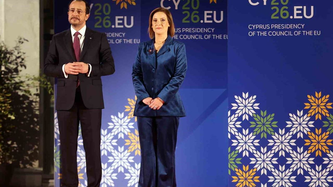 Philippa Karsera sosyal medya baskısı nedeniyle AFKS başkanlığından istifa etti