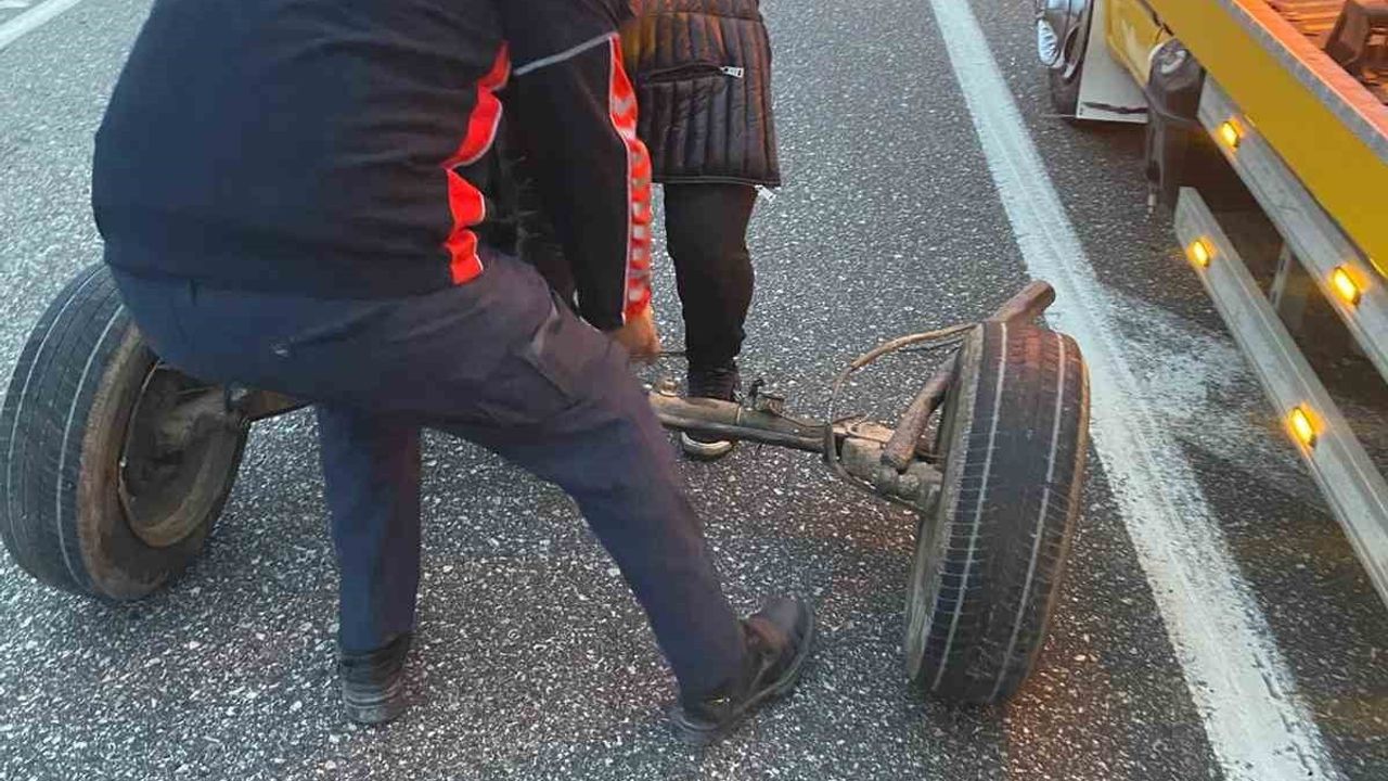 Pınarhisar'da otomobil bariyerlere çarpıp takla attı: 3 yaralı