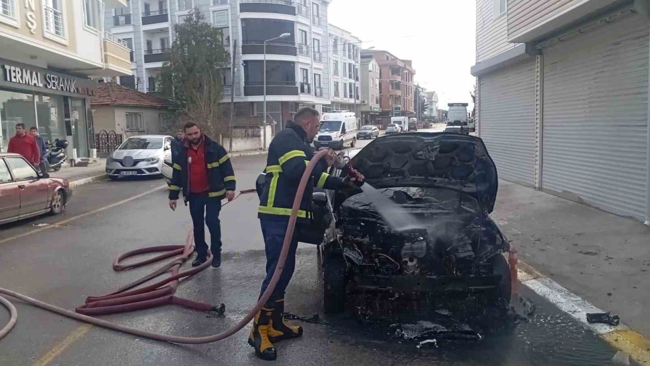 Pınarhisar'da park halindeki otomobil motorunda çıkan yangın araç ağır hasar aldı