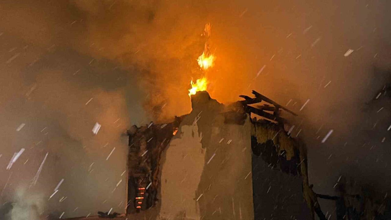 Polisin dikkati Düzce'de ahır ve evi yangından kurtardı