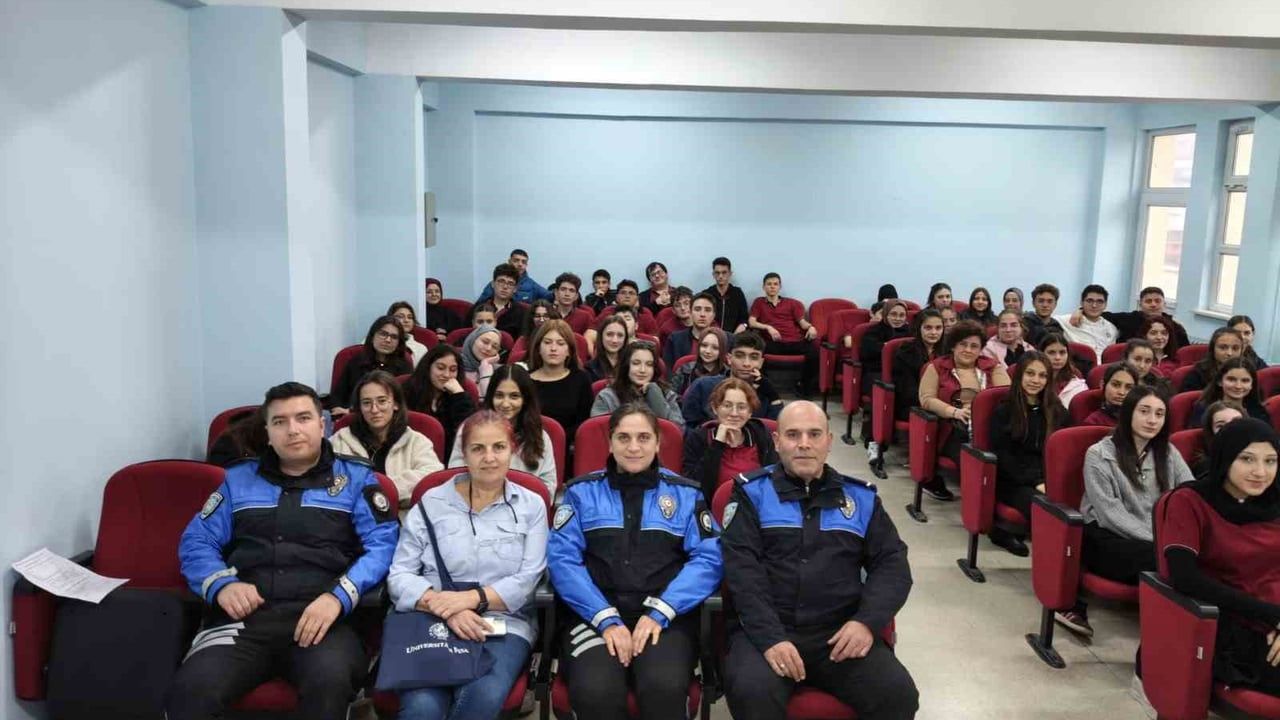 Polisten lise öğrencilerine meslek ve güvenlik eğitimi — Afyonkarahisar