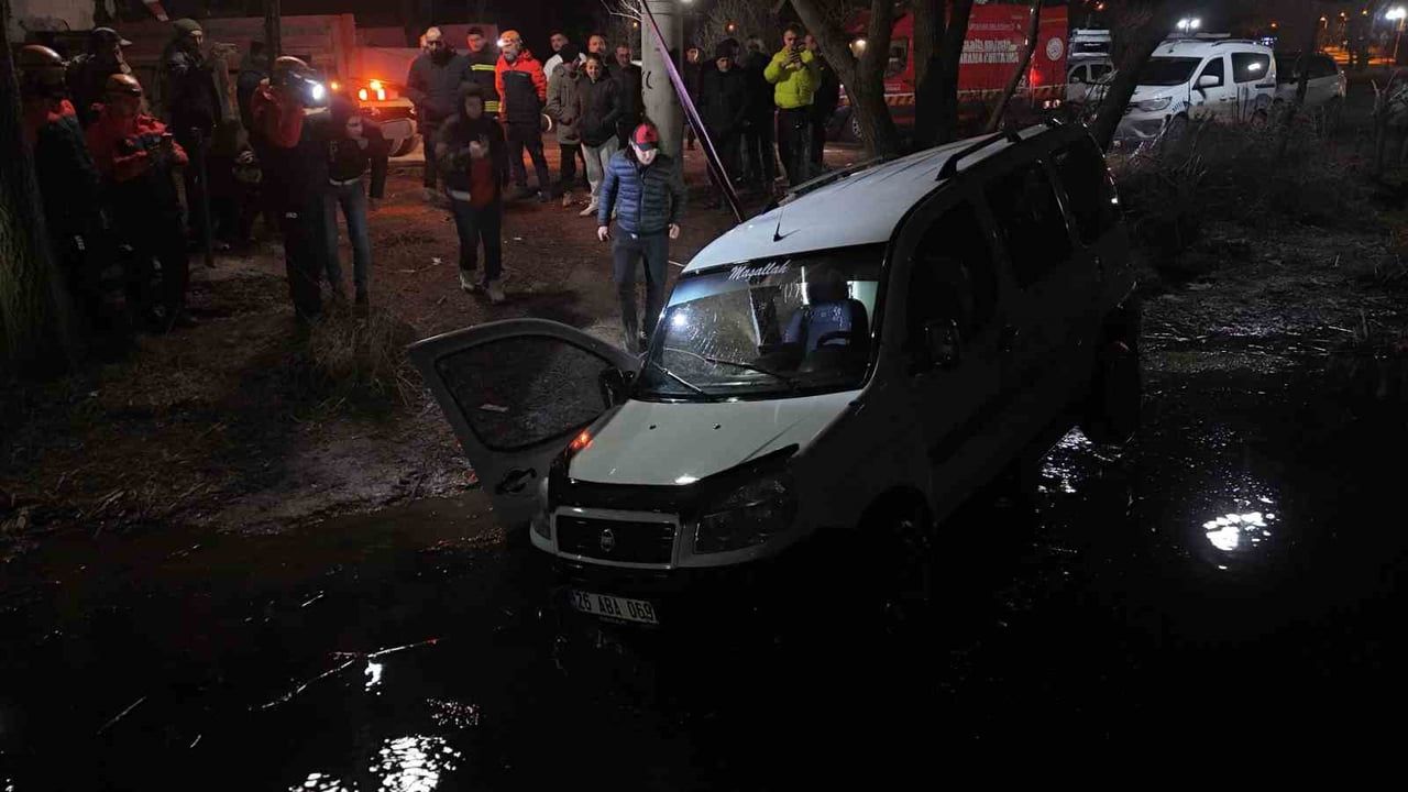 Porsuk Çayı’na düşen panelvan, 4 saat sonra sudan çıkarıldı