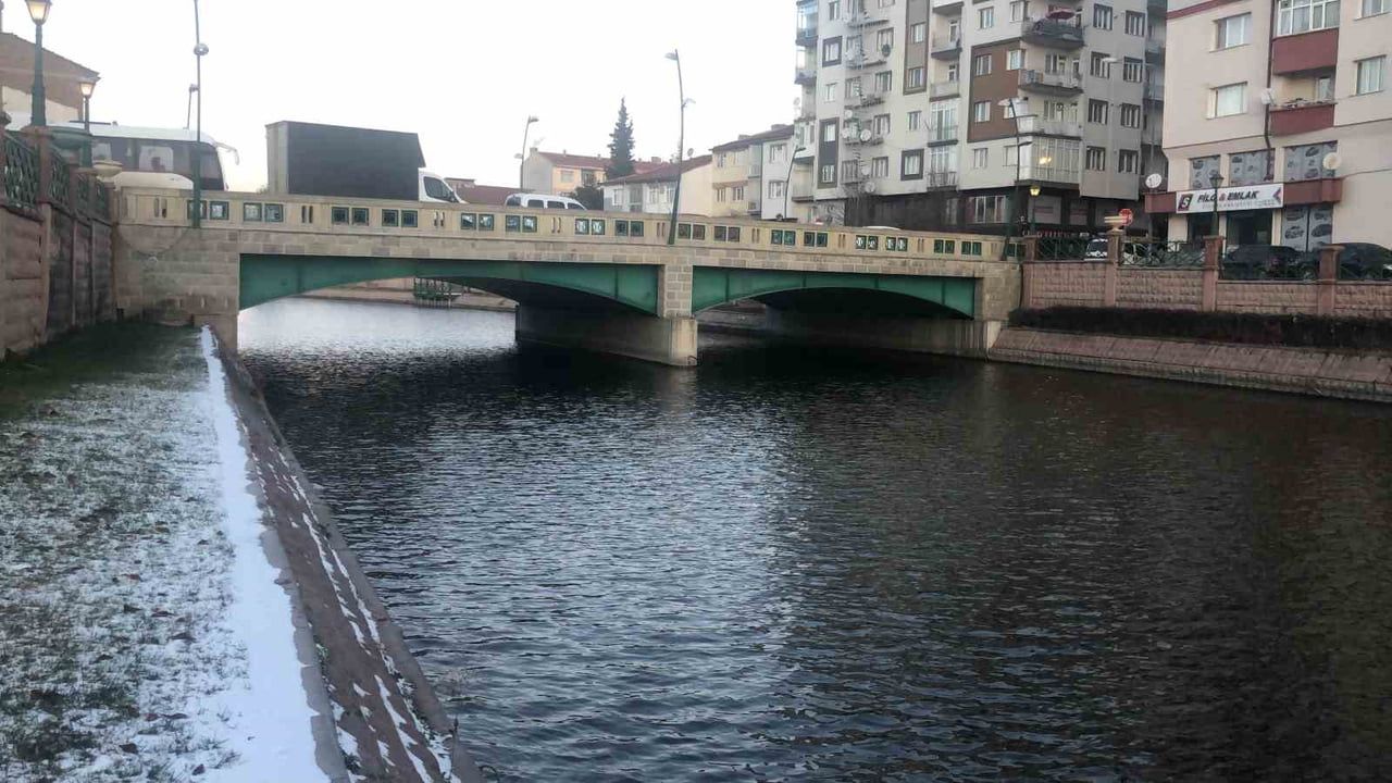 Porsuk Çayı'nda 'yarısı buz, yarısı su' manzarası Eskişehir'de kartpostallık görüntüler