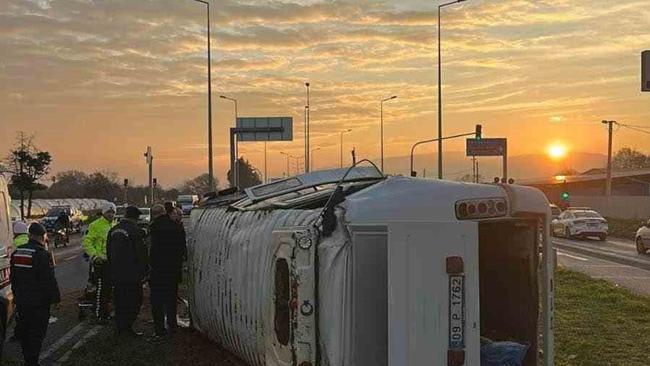 Portakal işçilerini taşıyan servis minibüsü devrildi: 16 yaralı